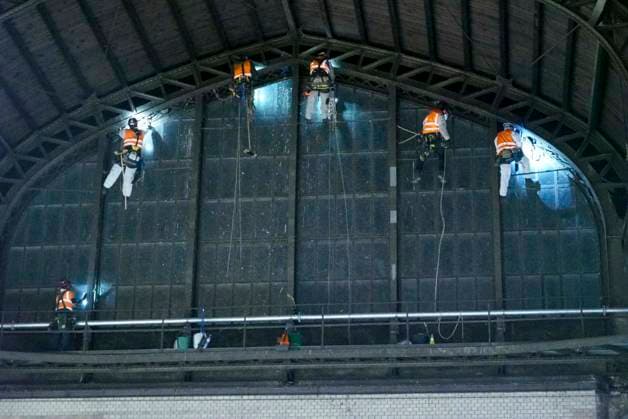 CNTV DACHREINIGUNG- Industriekletterer Fensterputzer haengen in 25 meter hohe an der Glasfassade unter dem Dach des Hamburger Hauptbahnhofes am 20.06.2026 in Hamburg In der Nacht haben Arbeiter Teile der Seitenfenster der 150 Meter langen und 114 Meter breiten Halle des Hamburger Hauptbahnhofes gereinigt und ueberprueft. Die Arbeiter hingen mit Seilen gesichert ich ca. 25 Meter Höhe direkt über dem Gleis 14 an der Glasseitenwand Hauptbahnhof Hamburg Deutschland *** CNTV ROOF CLEANING Industrial climbers Window cleaners hang 25 meters high on the glass facade under the roof of Hamburg Central Station on 20 06 2026 in Hamburg During the night, workers cleaned and inspected parts of the side windows of the 150 meter long and 114 meter wide