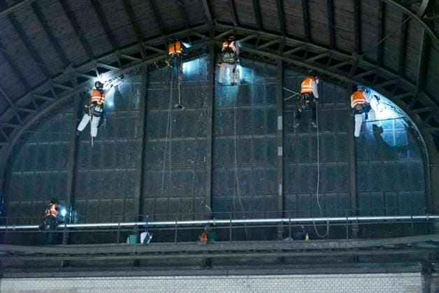 CNTV DACHREINIGUNG- Industriekletterer Fensterputzer haengen in 25 meter hohe an der Glasfassade unter dem Dach des Hamburger Hauptbahnhofes am 20.06.2026 in Hamburg In der Nacht haben Arbeiter Teile der Seitenfenster der 150 Meter langen und 114 Meter breiten Halle des Hamburger Hauptbahnhofes gereinigt und ueberprueft. Die Arbeiter hingen mit Seilen gesichert ich ca. 25 Meter Höhe direkt über dem Gleis 14 an der Glasseitenwand Hauptbahnhof Hamburg Deutschland *** CNTV ROOF CLEANING Industrial climbers Window cleaners hang 25 meters high on the glass facade under the roof of Hamburg Central Station on 20 06 2026 in Hamburg During the night, workers cleaned and inspected parts of the side windows of the 150 meter long and 114 meter wide