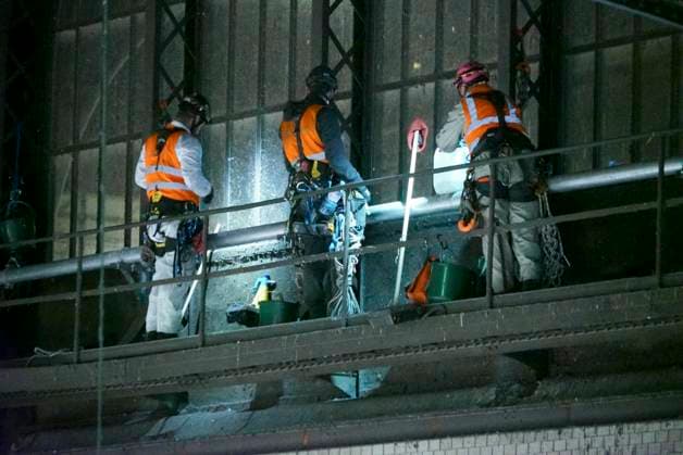 CNTV DACHREINIGUNG- Industriekletterer Fensterputzer haengen in 25 meter hohe an der Glasfassade unter dem Dach des Hamburger Hauptbahnhofes am 20.06.2026 in Hamburg In der Nacht haben Arbeiter Teile der Seitenfenster der 150 Meter langen und 114 Meter breiten Halle des Hamburger Hauptbahnhofes gereinigt und ueberprueft. Die Arbeiter hingen mit Seilen gesichert ich ca. 25 Meter Höhe direkt über dem Gleis 14 an der Glasseitenwand Hauptbahnhof Hamburg Deutschland *** CNTV ROOF CLEANING Industrial climbers Window cleaners hang 25 meters high on the glass facade under the roof of Hamburg Central Station on 20 06 2026 in Hamburg During the night, workers cleaned and inspected parts of the side windows of the 150 meter long and 114 meter wide
