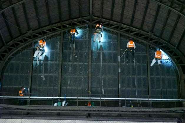 CNTV DACHREINIGUNG- Industriekletterer Fensterputzer haengen in 25 meter hohe an der Glasfassade unter dem Dach des Hamburger Hauptbahnhofes am 20.06.2026 in Hamburg In der Nacht haben Arbeiter Teile der Seitenfenster der 150 Meter langen und 114 Meter breiten Halle des Hamburger Hauptbahnhofes gereinigt und ueberprueft. Die Arbeiter hingen mit Seilen gesichert ich ca. 25 Meter Höhe direkt über dem Gleis 14 an der Glasseitenwand Hauptbahnhof Hamburg Deutschland *** CNTV ROOF CLEANING Industrial climbers Window cleaners hang 25 meters high on the glass facade under the roof of Hamburg Central Station on 20 06 2026 in Hamburg During the night, workers cleaned and inspected parts of the side windows of the 150 meter long and 114 meter wide