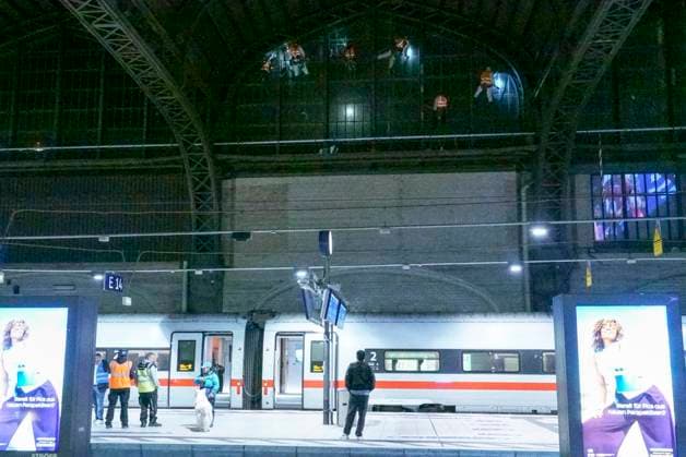 CNTV DACHREINIGUNG- Industriekletterer Fensterputzer haengen in 25 meter hohe an der Glasfassade unter dem Dach des Hamburger Hauptbahnhofes am 20.06.2026 in Hamburg In der Nacht haben Arbeiter Teile der Seitenfenster der 150 Meter langen und 114 Meter breiten Halle des Hamburger Hauptbahnhofes gereinigt und ueberprueft. Die Arbeiter hingen mit Seilen gesichert ich ca. 25 Meter Höhe direkt über dem Gleis 14 an der Glasseitenwand Hauptbahnhof Hamburg Deutschland *** CNTV ROOF CLEANING Industrial climbers Window cleaners hang 25 meters high on the glass facade under the roof of Hamburg Central Station on 20 06 2026 in Hamburg During the night, workers cleaned and inspected parts of the side windows of the 150 meter long and 114 meter wide