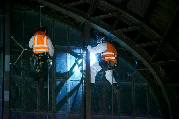 CNTV DACHREINIGUNG- Industriekletterer Fensterputzer haengen in 25 meter hohe an der Glasfassade unter dem Dach des Hamburger Hauptbahnhofes am 20.06.2026 in Hamburg In der Nacht haben Arbeiter Teile der Seitenfenster der 150 Meter langen und 114 Meter breiten Halle des Hamburger Hauptbahnhofes gereinigt und ueberprueft. Die Arbeiter hingen mit Seilen gesichert ich ca. 25 Meter Höhe direkt über dem Gleis 14 an der Glasseitenwand Hauptbahnhof Hamburg Deutschland *** CNTV ROOF CLEANING Industrial climbers Window cleaners hang 25 meters high on the glass facade under the roof of Hamburg Central Station on 20 06 2026 in Hamburg During the night, workers cleaned and inspected parts of the side windows of the 150 meter long and 114 meter wide