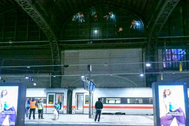 CNTV DACHREINIGUNG- Industriekletterer Fensterputzer haengen in 25 meter hohe an der Glasfassade unter dem Dach des Hamburger Hauptbahnhofes am 20.06.2026 in Hamburg In der Nacht haben Arbeiter Teile der Seitenfenster der 150 Meter langen und 114 Meter breiten Halle des Hamburger Hauptbahnhofes gereinigt und ueberprueft. Die Arbeiter hingen mit Seilen gesichert ich ca. 25 Meter Höhe direkt über dem Gleis 14 an der Glasseitenwand Hauptbahnhof Hamburg Deutschland *** CNTV ROOF CLEANING Industrial climbers Window cleaners hang 25 meters high on the glass facade under the roof of Hamburg Central Station on 20 06 2026 in Hamburg During the night, workers cleaned and inspected parts of the side windows of the 150 meter long and 114 meter wide