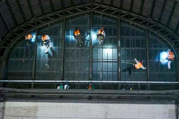 CNTV DACHREINIGUNG- Industriekletterer Fensterputzer haengen in 25 meter hohe an der Glasfassade unter dem Dach des Hamburger Hauptbahnhofes am 20.06.2026 in Hamburg In der Nacht haben Arbeiter Teile der Seitenfenster der 150 Meter langen und 114 Meter breiten Halle des Hamburger Hauptbahnhofes gereinigt und ueberprueft. Die Arbeiter hingen mit Seilen gesichert ich ca. 25 Meter Höhe direkt über dem Gleis 14 an der Glasseitenwand Hauptbahnhof Hamburg Deutschland *** CNTV ROOF CLEANING Industrial climbers Window cleaners hang 25 meters high on the glass facade under the roof of Hamburg Central Station on 20 06 2026 in Hamburg During the night, workers cleaned and inspected parts of the side windows of the 150 meter long and 114 meter wide
