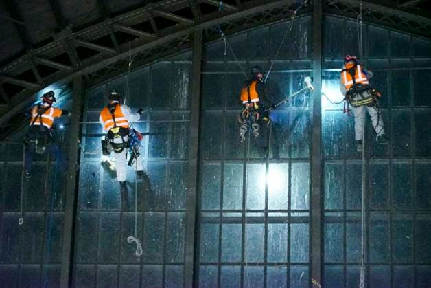 CNTV DACHREINIGUNG- Industriekletterer Fensterputzer haengen in 25 meter hohe an der Glasfassade unter dem Dach des Hamburger Hauptbahnhofes am 20.06.2026 in Hamburg In der Nacht haben Arbeiter Teile der Seitenfenster der 150 Meter langen und 114 Meter breiten Halle des Hamburger Hauptbahnhofes gereinigt und ueberprueft. Die Arbeiter hingen mit Seilen gesichert ich ca. 25 Meter Höhe direkt über dem Gleis 14 an der Glasseitenwand Hauptbahnhof Hamburg Deutschland *** CNTV ROOF CLEANING Industrial climbers Window cleaners hang 25 meters high on the glass facade under the roof of Hamburg Central Station on 20 06 2026 in Hamburg During the night, workers cleaned and inspected parts of the side windows of the 150 meter long and 114 meter wide