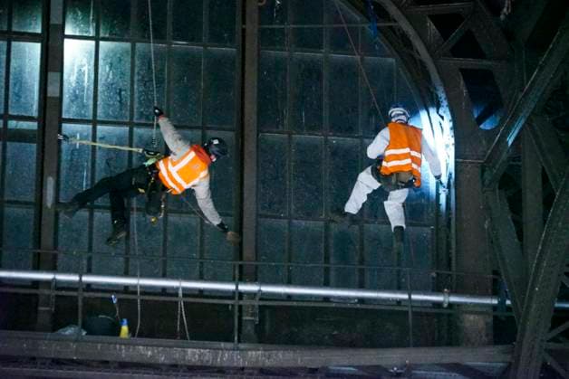 CNTV DACHREINIGUNG- Industriekletterer Fensterputzer haengen in 25 meter hohe an der Glasfassade unter dem Dach des Hamburger Hauptbahnhofes am 20.06.2026 in Hamburg In der Nacht haben Arbeiter Teile der Seitenfenster der 150 Meter langen und 114 Meter breiten Halle des Hamburger Hauptbahnhofes gereinigt und ueberprueft. Die Arbeiter hingen mit Seilen gesichert ich ca. 25 Meter Höhe direkt über dem Gleis 14 an der Glasseitenwand Hauptbahnhof Hamburg Deutschland *** CNTV ROOF CLEANING Industrial climbers Window cleaners hang 25 meters high on the glass facade under the roof of Hamburg Central Station on 20 06 2026 in Hamburg During the night, workers cleaned and inspected parts of the side windows of the 150 meter long and 114 meter wide