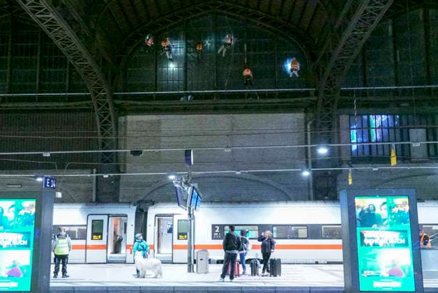CNTV DACHREINIGUNG- Industriekletterer Fensterputzer haengen in 25 meter hohe an der Glasfassade unter dem Dach des Hamburger Hauptbahnhofes am 20.06.2026 in Hamburg In der Nacht haben Arbeiter Teile der Seitenfenster der 150 Meter langen und 114 Meter breiten Halle des Hamburger Hauptbahnhofes gereinigt und ueberprueft. Die Arbeiter hingen mit Seilen gesichert ich ca. 25 Meter Höhe direkt über dem Gleis 14 an der Glasseitenwand Hauptbahnhof Hamburg Deutschland *** CNTV ROOF CLEANING Industrial climbers Window cleaners hang 25 meters high on the glass facade under the roof of Hamburg Central Station on 20 06 2026 in Hamburg During the night, workers cleaned and inspected parts of the side windows of the 150 meter long and 114 meter wide