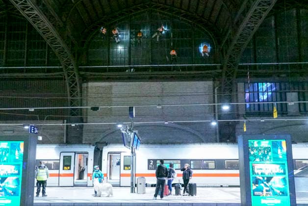 CNTV DACHREINIGUNG- Industriekletterer Fensterputzer haengen in 25 meter hohe an der Glasfassade unter dem Dach des Hamburger Hauptbahnhofes am 20.06.2026 in Hamburg In der Nacht haben Arbeiter Teile der Seitenfenster der 150 Meter langen und 114 Meter breiten Halle des Hamburger Hauptbahnhofes gereinigt und ueberprueft. Die Arbeiter hingen mit Seilen gesichert ich ca. 25 Meter Höhe direkt über dem Gleis 14 an der Glasseitenwand Hauptbahnhof Hamburg Deutschland *** CNTV ROOF CLEANING Industrial climbers Window cleaners hang 25 meters high on the glass facade under the roof of Hamburg Central Station on 20 06 2026 in Hamburg During the night, workers cleaned and inspected parts of the side windows of the 150 meter long and 114 meter wide