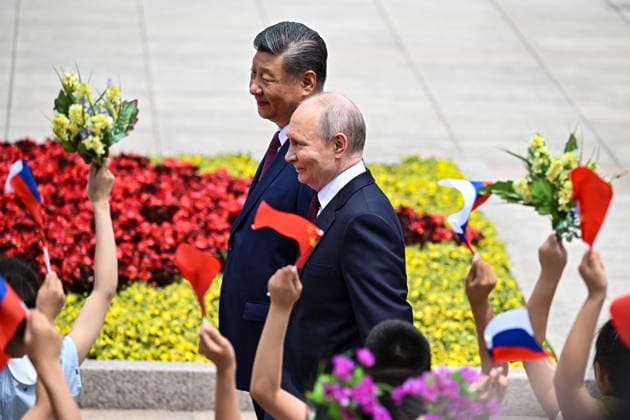 CHINA, BEIJING - MAY 20, 2026: Vladimir Putin (R), President of Russia, and his counterpart Xi Jinping of China attend a welcoming ceremony in Tiananmen Square. Putin s official visit marks 25 years since the 2001 Treaty of Good Neighbourliness and Friendly Cooperation between Russia and China. Kristina Solovyova POOL TASS  92768348