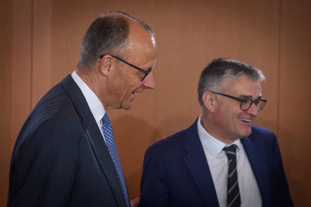 Berlin, Kabinettssitzung der Bundesregierung Kabinettssitzung der Bundesregierung am 20.05.2026 im Bundeskanzleramt in Berlin. Im Bild: Bundeskanzler Friedrich Merz (CDU) und Stefan Kornelius (Regierungssprecher) Berlin Bundeskanzleramt Berlin Deutschland *** Berlin, Cabinet meeting of the Federal Government Cabinet meeting of the Federal Government on 20 05 2026 at the Federal Chancellery in Berlin In the picture Federal Chancellor Friedrich Merz CDU and Stefan Kornelius Government Spokesman Berlin Federal Chancellery Berlin Germany