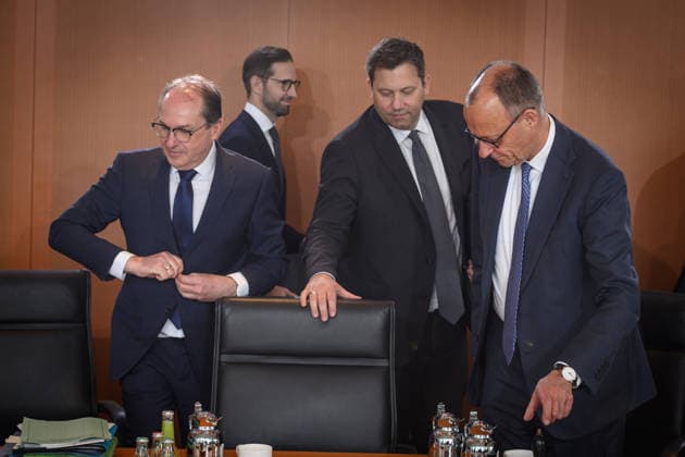Berlin, Kabinettssitzung der Bundesregierung Kabinettssitzung der Bundesregierung am 20.05.2026 im Bundeskanzleramt in Berlin. Im Bild: Bundeskanzler Friedrich Merz (CDU), Alexander Dobrindt (Bundesminister des Innern, CSU) und Lars Klingbeil (Vizekanzler, Finanzminister, SPD) Berlin Bundeskanzleramt Berlin Deutschland *** Berlin, Cabinet meeting of the Federal Government Cabinet meeting of the Federal Government on 20 05 2026 in the Federal Chancellery in Berlin In the picture Federal Chancellor Friedrich Merz CDU , Alexander Dobrindt Federal Minister of the Interior, CSU and Lars Klingbeil Vice Chancellor, Finance Minister, SPD Berlin Federal Chancellery Berlin Germany