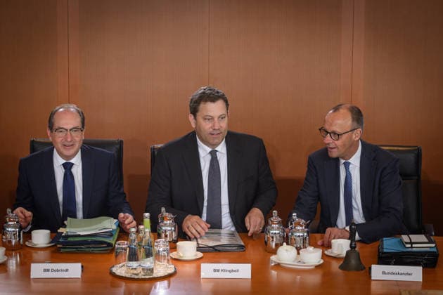 Berlin, Kabinettssitzung der Bundesregierung Kabinettssitzung der Bundesregierung am 20.05.2026 im Bundeskanzleramt in Berlin. Im Bild: Bundeskanzler Friedrich Merz (CDU), Alexander Dobrindt (Bundesminister des Innern, CSU) und Lars Klingbeil (Vizekanzler, Finanzminister, SPD) Berlin Bundeskanzleramt Berlin Deutschland *** Berlin, Cabinet meeting of the Federal Government Cabinet meeting of the Federal Government on 20 05 2026 in the Federal Chancellery in Berlin In the picture Federal Chancellor Friedrich Merz CDU , Alexander Dobrindt Federal Minister of the Interior, CSU and Lars Klingbeil Vice Chancellor, Finance Minister, SPD Berlin Federal Chancellery Berlin Germany