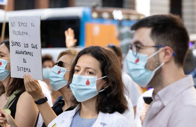 Concentration in front of the Ministry of Health in the fourth week of strike against the reform of the Health Framework Statute during the official concentration called by the state medical organizations on May 20, 2026, in Madrid Spain The healthcare professionals mobilize in front of the headquarters of the Ministry of Health in a coordinated day of protest which replicates the protest actions in the rest of the autonomous communities The meeting serves to stage the rejection of the group to the proposed reform of the Framework Statute of the administration and to demand improvements in working conditions, stability of the personnel and the protection of the public healthcare system 20 MAY 2026 Madrid Spain Madrid Spain Spain Spain Spai  Copyright: xEduardoxParrax 7536066