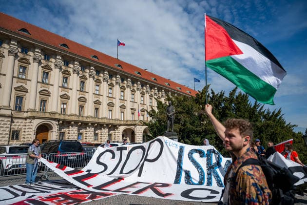 Demonstrators carrying Palestinian flags in front of Czernin Palace in protest against Israel s war on Gaza during the Czech and Israeli foreign ministers, Petr Macinka (Motorists) and Gideon Saar talks in Prague, Czech Republic, May 20, 2026. (CTKxPhoto OndrejxDeml) CTKPhotoP2026052003691  CTKPhotoP2026052003691