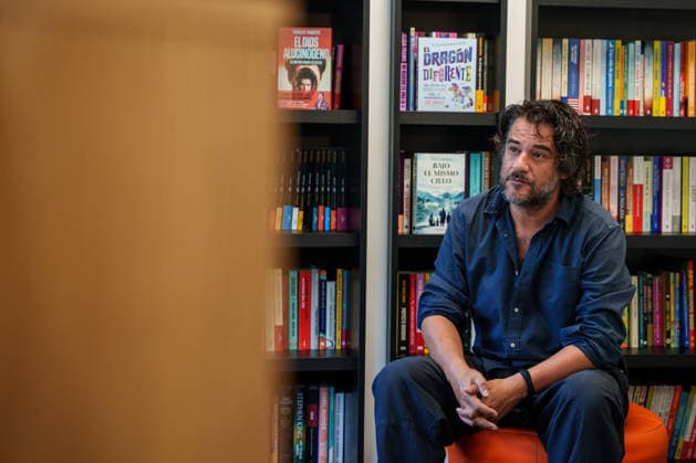Manuel Jabois presents his new novel La víspera in Madrid The writer and journalist Manuel Jabois during the official agency pool convened by the publisher on May 20, 2026, in Madrid Spain The journalist and writer Manuel Jabois attends the media at the offices of Penguin Random House Grupo Editorial on the occasion of the launch of his literary work entitled La víspera The meeting allows the author to unravel the keys to the plot, share the details of his creative process and answer questions from the specialized press 20 MAY 2026 Madrid Madrid Spain  Copyright: xMatiasxChiofalox 7536239