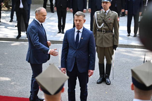 20.05.2026 WARSZAWA PETER MAGYAR PREMIER WEGIER WIZYTA W POLSCE WARSAW, POLAND - MAY 20: Prime Minister of Hungary Peter Magyar (L) is received by Prime Minister of Poland Donald Tusk (R) with an official ceremony ahead of their meeting at Prime Minister Residence in Warsaw SPPTKANIE Z PREMIEREM RP DONALD TUSK FOT DAMIAN BURZYKOWSKI NEWSPIX.PL NEWSPIX.PL --- newspix.pl 