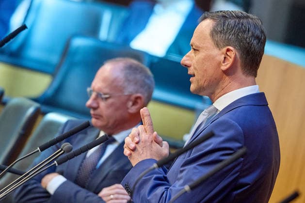 - Wien 20.05.2026 - Österreichisches Parlament Nationalrat - Heute fand im Parlament die 77. Nationalratssitzung statt. PHOTO: der neue ÖVP-Klubobmann, Ernst Gödl am Rednerpult, Innenminister Gerhard Karner (ÖVP) dahinter auf der Regierungsbank. Vienna (AUSTRIA) - Austrian Parliament National Council session . Nationalratssitzung *** Vienna 20 05 2026 Austrian Parliament National Council The 77th session of the National Council took place in Parliament today PHOTO the new ÖVP party chairman, Ernst Gödl at the lectern, Interior Minister Gerhard Karner ÖVP behind him on the government bench Vienna AUSTRIA Austrian Parliament National Council session National Council session 