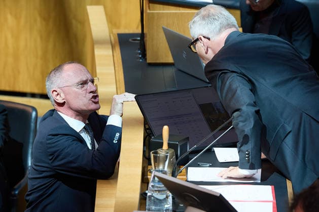 - Wien 20.05.2026 - Österreichisches Parlament Nationalrat - Heute fand im Parlament die 77. Nationalratssitzung statt. PHOTO: Innenminister Gerhard Karner (ÖVP) im Gespräch mit NR-Präsident Walter Rosenkranz (R FPÖ). Vienna (AUSTRIA) - Austrian Parliament National Council session . Nationalratssitzung *** Vienna 20 05 2026 Austrian Parliament National Council The 77th session of the National Council took place in Parliament today PHOTO Interior Minister Gerhard Karner ÖVP in conversation with NR President Walter Rosenkranz R FPÖ Vienna AUSTRIA Austrian Parliament National Council session National Council session 