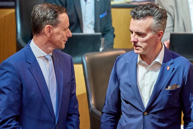 - Wien 20.05.2026 - Österreichisches Parlament Nationalrat - Heute fand im Parlament die 77. Nationalratssitzung statt. PHOTO: Der neue ÖVP-Klubobmann Ernst Gödl im Gespräch mit Gernot Darmann (R FPÖ) Vienna (AUSTRIA) - Austrian Parliament National Council session . Nationalratssitzung *** Vienna 20 05 2026 Austrian Parliament National Council The 77th session of the National Council took place in Parliament today PHOTO The new ÖVP party chairman Ernst Gödl in conversation with Gernot Darmann R FPÖ Vienna AUSTRIA Austrian Parliament National Council session National Council session 