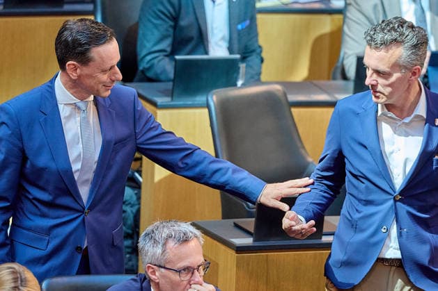 - Wien 20.05.2026 - Österreichisches Parlament Nationalrat - Heute fand im Parlament die 77. Nationalratssitzung statt. PHOTO: Der neue ÖVP-Klubobmann Ernst Gödl im Gespräch mit Gernot Darmann (R FPÖ) Vienna (AUSTRIA) - Austrian Parliament National Council session . Nationalratssitzung *** Vienna 20 05 2026 Austrian Parliament National Council The 77th session of the National Council took place in Parliament today PHOTO The new ÖVP party chairman Ernst Gödl in conversation with Gernot Darmann R FPÖ Vienna AUSTRIA Austrian Parliament National Council session National Council session 