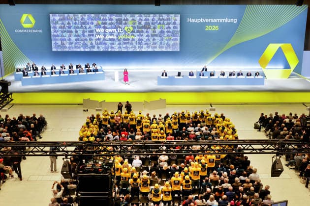 20.05.2026, DEU, Wiesbaden Hauptversammlung Commerzbank AG im Congresszentrum in Wiesbaden Bettina Orlopp, Vorsitzende des Vorstandes der Commerzbank AG Mitarbeiter der Commerzbank zeigen ihre Solidaritaet mit der Commerzbank in Form eines Herz *** 20 05 2026, DEU, Wiesbaden Annual General Meeting Commerzbank AG at the Congress Center in Wiesbaden Bettina Orlopp, Chairwoman of the Board of Managing Directors of Commerzbank AG Commerzbank employees show their solidarity with Commerzbank in the form of a heart