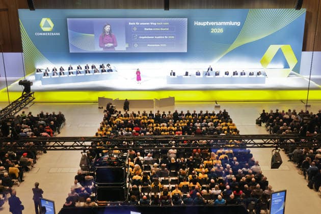 20.05.2026, DEU, Wiesbaden Hauptversammlung Commerzbank AG im Congresszentrum in Wiesbaden Bettina Orlopp, Vorsitzende des Vorstandes der Commerzbank AG Mitarbeiter der Commerzbank zeigen ihre Solidaritaet mit der Commerzbank in Form eines Herz *** 20 05 2026, DEU, Wiesbaden Annual General Meeting Commerzbank AG at the Congress Center in Wiesbaden Bettina Orlopp, Chairwoman of the Board of Managing Directors of Commerzbank AG Commerzbank employees show their solidarity with Commerzbank in the form of a heart