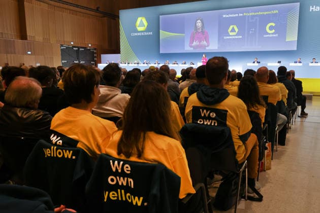 20.05.2026, DEU, Wiesbaden Hauptversammlung Commerzbank AG im Congresszentrum in Wiesbaden Bettina Orlopp, Vorsitzende des Vorstandes der Commerzbank AG Mitarbeiter der Commerzbank zeigen ihre Solidaritaet mit der Commerzbank *** 20 05 2026, DEU, Wiesbaden Annual General Meeting Commerzbank AG at the Congress Center in Wiesbaden Bettina Orlopp, Chairwoman of the Board of Managing Directors of Commerzbank AG Commerzbank employees show their solidarity with Commerzbank