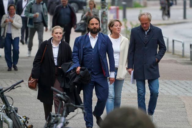 CNTV BLOCK- Gerhard Delling TV Moderator Christina Block Unternehmerin mit ihren Verteidiger Ingo Bott und ihre Verteidigerin Paula Wlodarek Unterstuetzer von Frau Block mit dem Transparent Aufschrift Gerechtigkeit fuer Christina Block stehen vorm Gericht auf der Strasse 20.05.2026 beim Prozess wegen mutmasslicher Kindesentfuehrung im Landgericht Hamburg Strafjustizgebaeude Entfuehrungsfall der Block Kinder Hamburg Deutschland *** CNTV BLOCK Gerhard Delling TV presenter Christina Block entrepreneur with her defense lawyer Ingo Bott and her defense lawyer Paula Wlodarek Supporters of Ms. Block with the banner inscription Justice for Christina Block stand in front of the court on the street 20 05 2026 at the trial for alleged child abducti