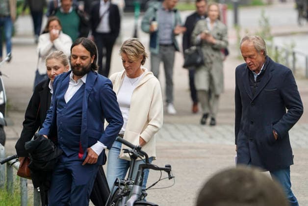 CNTV BLOCK- Gerhard Delling TV Moderator Christina Block Unternehmerin mit ihren Verteidiger Ingo Bott und ihre Verteidigerin Paula Wlodarek Unterstuetzer von Frau Block mit dem Transparent Aufschrift Gerechtigkeit fuer Christina Block stehen vorm Gericht auf der Strasse 20.05.2026 beim Prozess wegen mutmasslicher Kindesentfuehrung im Landgericht Hamburg Strafjustizgebaeude Entfuehrungsfall der Block Kinder Hamburg Deutschland *** CNTV BLOCK Gerhard Delling TV presenter Christina Block entrepreneur with her defense lawyer Ingo Bott and her defense lawyer Paula Wlodarek Supporters of Ms. Block with the banner inscription Justice for Christina Block stand in front of the court on the street 20 05 2026 at the trial for alleged child abduct