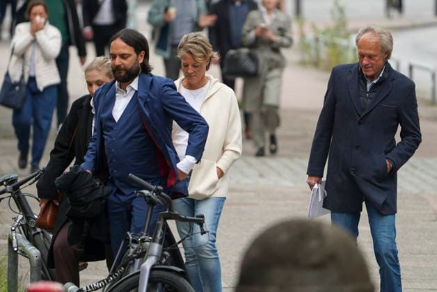 CNTV BLOCK- Gerhard Delling TV Moderator Christina Block Unternehmerin mit ihren Verteidiger Ingo Bott und ihre Verteidigerin Paula Wlodarek Unterstuetzer von Frau Block mit dem Transparent Aufschrift Gerechtigkeit fuer Christina Block stehen vorm Gericht auf der Strasse 20.05.2026 beim Prozess wegen mutmasslicher Kindesentfuehrung im Landgericht Hamburg Strafjustizgebaeude Entfuehrungsfall der Block Kinder Hamburg Deutschland *** CNTV BLOCK Gerhard Delling TV presenter Christina Block entrepreneur with her defense lawyer Ingo Bott and her defense lawyer Paula Wlodarek Supporters of Ms. Block with the banner inscription Justice for Christina Block stand in front of the court on the street 20 05 2026 at the trial for alleged child abduct