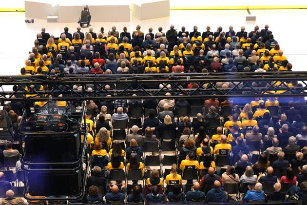 20.05.2026, DEU, Wiesbaden Hauptversammlung Commerzbank AG im Congresszentrum in Wiesbaden Bettina Orlopp, Vorsitzende des Vorstandes der Commerzbank AG Mitarbeiter der Commerzbank zeigen ihre Solidaritaet mit der Commerzbank in Form eines Herz *** 20 05 2026, DEU, Wiesbaden Annual General Meeting Commerzbank AG at the Congress Center in Wiesbaden Bettina Orlopp, Chairwoman of the Board of Managing Directors of Commerzbank AG Commerzbank employees show their solidarity with Commerzbank in the form of a heart