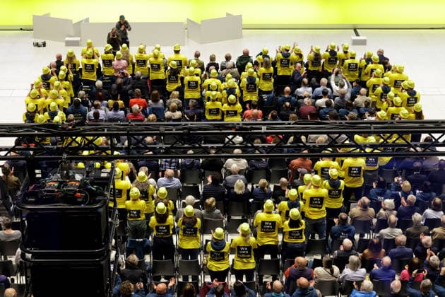 20.05.2026, DEU, Wiesbaden Hauptversammlung Commerzbank AG im Congresszentrum in Wiesbaden Bettina Orlopp, Vorsitzende des Vorstandes der Commerzbank AG Mitarbeiter der Commerzbank zeigen ihre Solidaritaet mit der Commerzbank in Form eines Herz *** 20 05 2026, DEU, Wiesbaden Annual General Meeting Commerzbank AG at the Congress Center in Wiesbaden Bettina Orlopp, Chairwoman of the Board of Managing Directors of Commerzbank AG Commerzbank employees show their solidarity with Commerzbank in the form of a heart