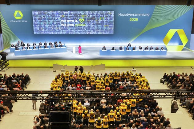 20.05.2026, DEU, Wiesbaden Hauptversammlung Commerzbank AG im Congresszentrum in Wiesbaden Bettina Orlopp, Vorsitzende des Vorstandes der Commerzbank AG Mitarbeiter der Commerzbank zeigen ihre Solidaritaet mit der Commerzbank in Form eines Herz *** 20 05 2026, DEU, Wiesbaden Annual General Meeting Commerzbank AG at the Congress Center in Wiesbaden Bettina Orlopp, Chairwoman of the Board of Managing Directors of Commerzbank AG Commerzbank employees show their solidarity with Commerzbank in the form of a heart