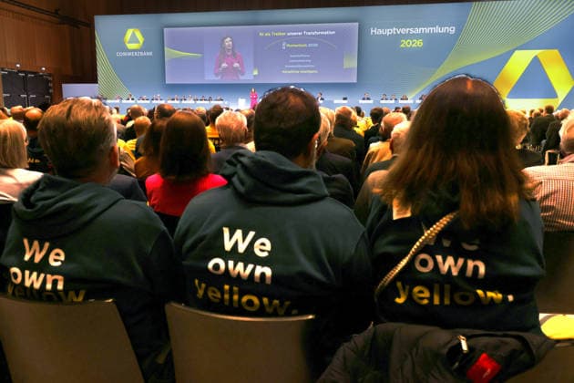20.05.2026, DEU, Wiesbaden Hauptversammlung Commerzbank AG im Congresszentrum in Wiesbaden Bettina Orlopp, Vorsitzende des Vorstandes der Commerzbank AG Mitarbeiter der Commerzbank zeigen ihre Solidaritaet mit der Commerzbank *** 20 05 2026, DEU, Wiesbaden Annual General Meeting Commerzbank AG at the Congress Center in Wiesbaden Bettina Orlopp, Chairwoman of the Board of Managing Directors of Commerzbank AG Commerzbank employees show their solidarity with Commerzbank
