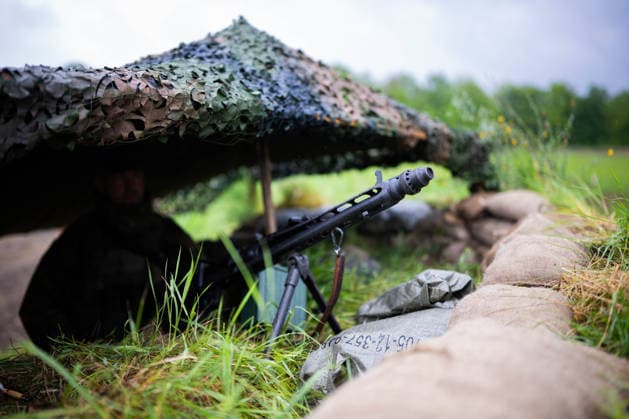 20.05.2026 - Erste Großübung der Heimatschutzdivision: Heimatschützer sichern die Bahnentladung von Kettenfahrzeugen der Panzergrenadierbrigade 37 auf dem Truppenübungsplatz in Bergen (Niedersachsen). , *** 20 05 2026 First major exercise of the Home Guard Division Home guards secure the unloading of tracked vehicles of Panzergrenadierbrigade 37 at the military training area in Bergen, Lower Saxony ,