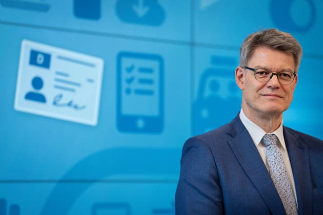 Statement zur Reform der Fahrschulausbildung Patrick Schnieder, Bundesminister fuer Verkehr mit dem Abdruck eines Fuehrerscheins im Hintergrund. Bei der Pressekonferenz zum Thema Statement zur Reform der Fahrschulausbildung im Anschluss an die Zustimmung durch das Bundeskabinett, Berlin , 20.05.2026 Berlin Berlin Deutschland *** Statement on the reform of driving school training Patrick Schnieder, Federal Minister of Transport with the imprint of a drivers license in the background At the press conference on the topic Statement on the reform of driving school training following the approval by the Federal Cabinet, Berlin , 20 05 2026 Berlin Berlin Germany