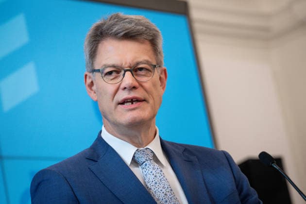Statement zur Reform der Fahrschulausbildung Patrick Schnieder, Bundesminister fuer Verkehr bei der Pressekonferenz zum Thema Statement zur Reform der Fahrschulausbildung im Anschluss an die Zustimmung durch das Bundeskabinett, Berlin , 20.05.2026 Berlin Berlin Deutschland *** Statement on the reform of driving school training Patrick Schnieder, Federal Minister of Transport at the press conference on the topic Statement on the reform of driving school training following approval by the Federal Cabinet, Berlin , 20 05 2026 Berlin Berlin Germany