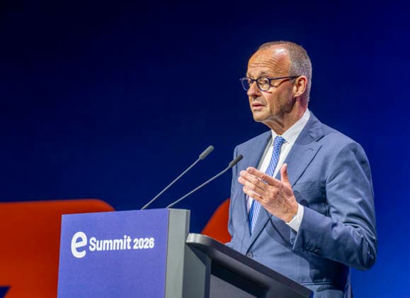 Friedrich Merz besucht eSummit 2026 EUR, Deutschland, Berlin, 20.05.2026: Keynote von Bundeskanzler Friedrich Merz (CDU) auf dem eSummit 2026 ein Gipfeltreffen der Elektro- und Digitalindustrie. Unter dem Motto: Zukunft mAIde with Germany. *** Friedrich Merz visits eSummit 2026 EUR, Germany, Berlin, 20 05 2026 Keynote speech by Federal Chancellor Friedrich Merz CDU at the eSummit 2026 a summit meeting of the electrical and digital industry Under the motto Future mAIde with Germany