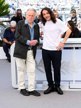 IPA84895470 - Cannes, 79th Cannes Film Festival 2025 - Day 9. Photocall of the film Les Survivants Du Che (Che Guevera: The Last Companions) . Pictured are RÃ gis Debray, Christophie Dimitri RÃ veille.  Copyright: xAlbertoxTerenghix xPoolxPhotoxEventsx07x 84895470