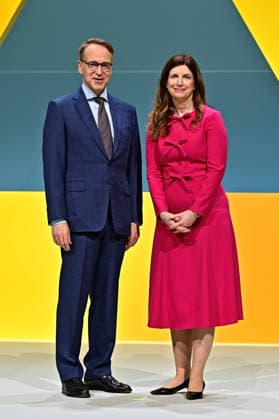 Hauptversammlung Commerzbank AG. Prof. Dr. Jens Weidmann ( Aufsichtsratsvoritzender Commerzbank AG ) und Dr. Bettina Orlopp ( Vorstandsvorsitzende Commerzbank AG ) anläßlich der Hauptversammlung der Commerzbank AG am 15.02.2024 in Frankfurt Main. 20260520MWI123015 *** Annual General Meeting Commerzbank AG Prof Dr Jens Weidmann Chairman of the Supervisory Board Commerzbank AG and Dr Bettina Orlopp Chairwoman of the Board Commerzbank AG on the occasion of the Annual General Meeting of Commerzbank AG on 15 02 2024 in Frankfurt Main 20260520MWI123015