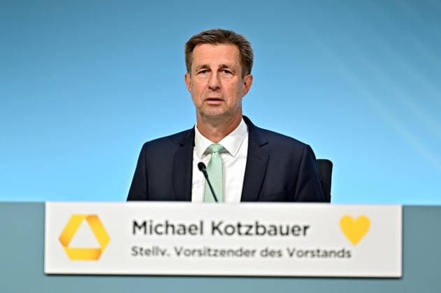 Hauptversammlung Commerzbank AG. Michael Kotzbauer ( Stellv. Vorstandsvorsitzender Commerzbank AG ) anläßlich der Hauptversammlung der Commerzbank AG am 15.02.2024 in Frankfurt Main. 20260520MWI123120 *** Annual General Meeting Commerzbank AG Michael Kotzbauer Deputy Chairman of the Board of Managing Directors Commerzbank AG on the occasion of the Annual General Meeting of Commerzbank AG on 15 02 2024 in Frankfurt Main 20260520MWI123120