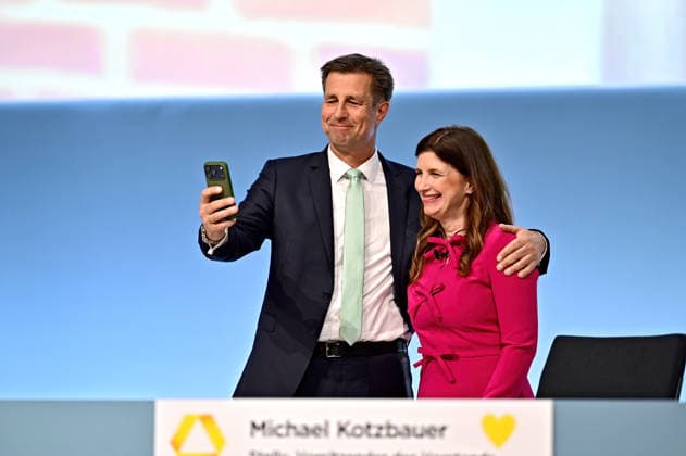 Hauptversammlung Commerzbank AG. Michael Kotzbauer ( Stellv. Vorstandsvorsitzender Commerzbank AG ) und Dr. Bettina Orlopp ( Vorstandsvorsitzende Commerzbank AG ) anläßlich der Hauptversammlung der Commerzbank AG am 15.02.2024 in Frankfurt Main. 20260520MWI123123 *** Annual General Meeting Commerzbank AG Michael Kotzbauer Deputy Chairman of the Board of Managing Directors Commerzbank AG and Dr. Bettina Orlopp Chairwoman of the Board of Managing Directors Commerzbank AG on the occasion of the Annual General Meeting of Commerzbank AG on 15 02 2024 in Frankfurt Main 20260520MWI123123