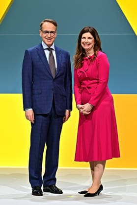 Hauptversammlung Commerzbank AG. Prof. Dr. Jens Weidmann ( Aufsichtsratsvoritzender Commerzbank AG ) und Dr. Bettina Orlopp ( Vorstandsvorsitzende Commerzbank AG ) anläßlich der Hauptversammlung der Commerzbank AG am 15.02.2024 in Frankfurt Main. 20260520MWI123001 *** Annual General Meeting Commerzbank AG Prof Dr Jens Weidmann Chairman of the Supervisory Board Commerzbank AG and Dr Bettina Orlopp Chairwoman of the Board Commerzbank AG on the occasion of the Annual General Meeting of Commerzbank AG on 15 02 2024 in Frankfurt Main 20260520MWI123001