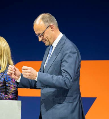 Friedrich Merz besucht eSummit 2026 EUR, Deutschland, Berlin, 20.05.2026: Daniel Hager, ZVEI-Präsident elect überreicht dem Bundeskanzler Friedrich Merz (CDU) auf dem eSummit 2026 ein Gipfeltreffen der Elektro- und Digitalindustrie. Unter dem Motto: Zukunft mAIde with Germany. einen Schlüssel zum Erfolg *** Friedrich Merz attends eSummit 2026 EUR, Germany, Berlin, 20 05 2026 Daniel Hager, ZVEI President-elect presents the Federal Chancellor Friedrich Merz CDU with a summit of the electrical and digital industry at the eSummit 2026 Under the motto Future mAIde with Germany a key to success