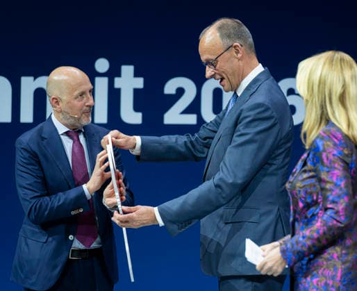 Friedrich Merz besucht eSummit 2026 EUR, Deutschland, Berlin, 20.05.2026: Daniel Hager, ZVEI-Präsident elect überreicht dem Bundeskanzler Friedrich Merz (CDU) auf dem eSummit 2026 ein Gipfeltreffen der Elektro- und Digitalindustrie. Unter dem Motto: Zukunft mAIde with Germany. einen Schlüssel zum Erfolg *** Friedrich Merz attends eSummit 2026 EUR, Germany, Berlin, 20 05 2026 Daniel Hager, ZVEI President-elect presents the Federal Chancellor Friedrich Merz CDU with a summit of the electrical and digital industry at the eSummit 2026 Under the motto Future mAIde with Germany a key to success