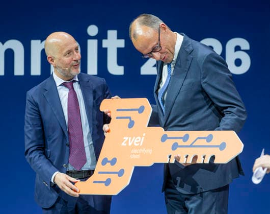 Friedrich Merz besucht eSummit 2026 EUR, Deutschland, Berlin, 20.05.2026: Daniel Hager, ZVEI-Präsident elect überreicht dem Bundeskanzler Friedrich Merz (CDU) auf dem eSummit 2026 ein Gipfeltreffen der Elektro- und Digitalindustrie. Unter dem Motto: Zukunft mAIde with Germany. einen Schlüssel zum Erfolg *** Friedrich Merz attends eSummit 2026 EUR, Germany, Berlin, 20 05 2026 Daniel Hager, ZVEI President-elect presents the Federal Chancellor Friedrich Merz CDU with a summit of the electrical and digital industry at the eSummit 2026 Under the motto Future mAIde with Germany a key to success
