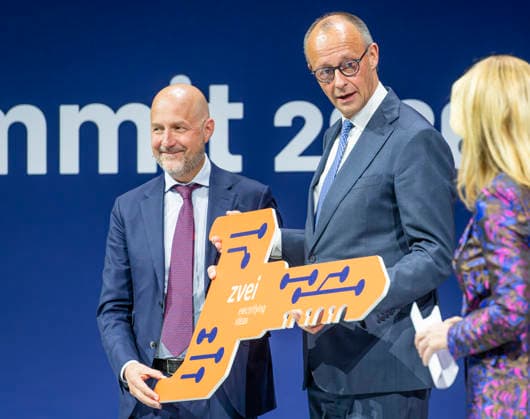 Friedrich Merz besucht eSummit 2026 EUR, Deutschland, Berlin, 20.05.2026: Daniel Hager, ZVEI-Präsident elect überreicht dem Bundeskanzler Friedrich Merz (CDU) auf dem eSummit 2026 ein Gipfeltreffen der Elektro- und Digitalindustrie. Unter dem Motto: Zukunft mAIde with Germany. einen Schlüssel zum Erfolg *** Friedrich Merz attends eSummit 2026 EUR, Germany, Berlin, 20 05 2026 Daniel Hager, ZVEI President-elect presents the Federal Chancellor Friedrich Merz CDU with a summit of the electrical and digital industry at the eSummit 2026 Under the motto Future mAIde with Germany a key to success