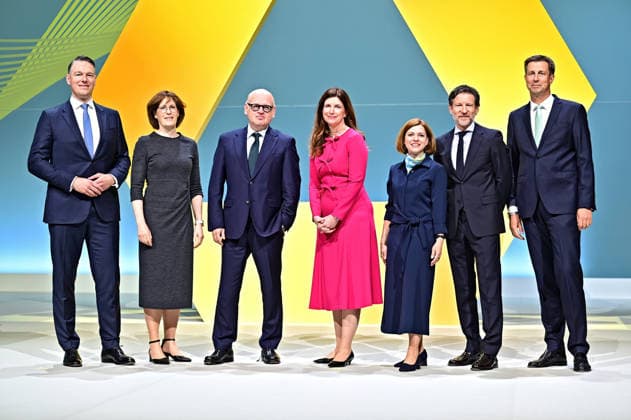 Hauptversammlung Commerzbank AG. Vorstand Commerzbank AG: v.l.n.r. Carsten Schmitt , Christiane Vorspel , Bernhard Spalt , Bettina Orlopp , Sabine Mlnarsky , Thomas Schaufler und Michael Kotzbauer anläßlich der Hauptversammlung der Commerzbank AG am 15.02.2024 in Frankfurt Main. 20260520MWI122936 *** Annual General Meeting Commerzbank AG Board of Managing Directors Commerzbank AG from left to right Carsten Schmitt , Christiane Vorspel , Bernhard Spalt , Bettina Orlopp , Sabine Mlnarsky , Thomas Schaufler and Michael Kotzbauer on the occasion of the Annual General Meeting of Commerzbank AG on 15 February 2024 in Frankfurt Main 20260520MWI122936