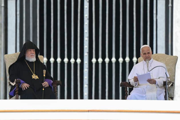 ITALY - POPE LEO XIV DURING THE WEEKLY GENERAL AUDIENCE AT ST PETER S SQUARE IN THE VATICAN- 2026 5 20 Italy, Rome, Vatican, 2026 5 20 Pope Leo XIV with Aram I, Catholicos of the Armenian Apostolic Church-See of Cilicia at the end of the weekly general audience at St Peter s Square in the Vatican EDITORIAL USE ONLY - NO BOOKS Copyright: xVATICANxMEDIAx