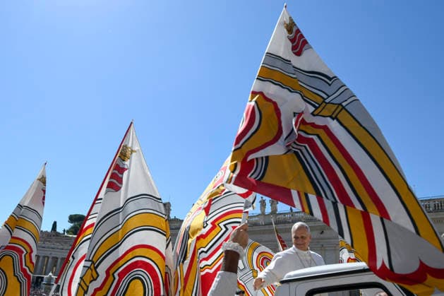 ITALY - POPE LEO XIV DURING THE WEEKLY GENERAL AUDIENCE AT ST PETER S SQUARE IN THE VATICAN- 2026 5 20 Italy, Rome, Vatican, 2026 5 20 Pope Leo XIV during the weekly general audience at St Peter s Square in the Vatican EDITORIAL USE ONLY - NO BOOKS Copyright: xVATICANxMEDIAx